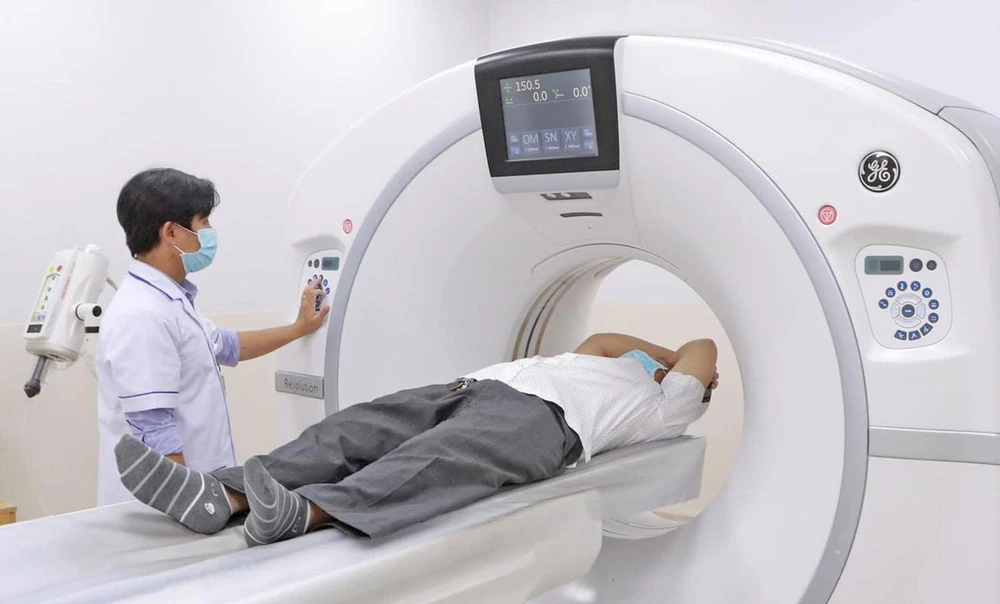 Bác sĩ Bệnh viện Ung bướu TPHCM chụp MRI tầm soát ung thư cho người bệnh