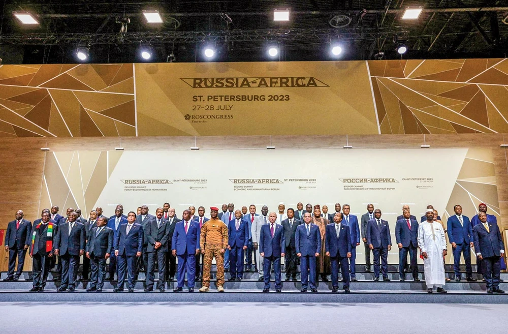 Các cường quốc trên thế giới đang cạnh tranh về tầm ảnh hưởng ở lục địa đen (Trong ảnh: Lãnh đạo của 17 quốc gia châu Phi đã tham dự cuộc họp chính thức tại Nga vào đầu tháng 8 vừa qua).