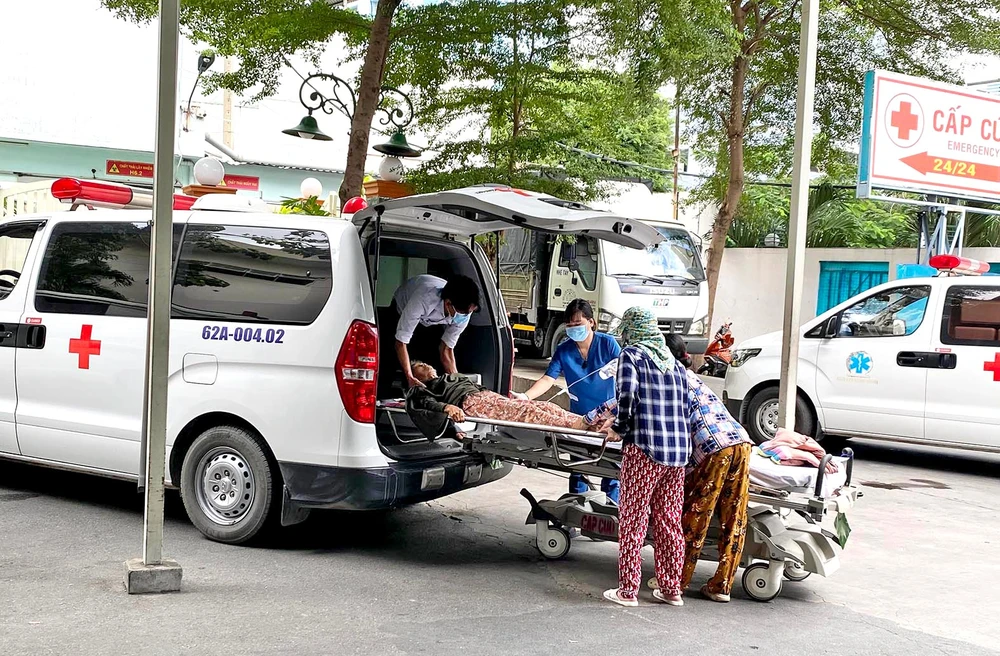 Nhân viên y tế đưa bệnh nhân từ xe cứu thương vào cấp cứu tại Bệnh viện Nhân dân 115 (TPHCM). Ảnh: BÙI TUẤN
