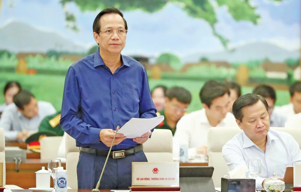 Bộ trưởng Bộ LĐTB-XH Đào Ngọc Dung phát biểu tại phiên họp Ảnh: VIẾT CHUNG