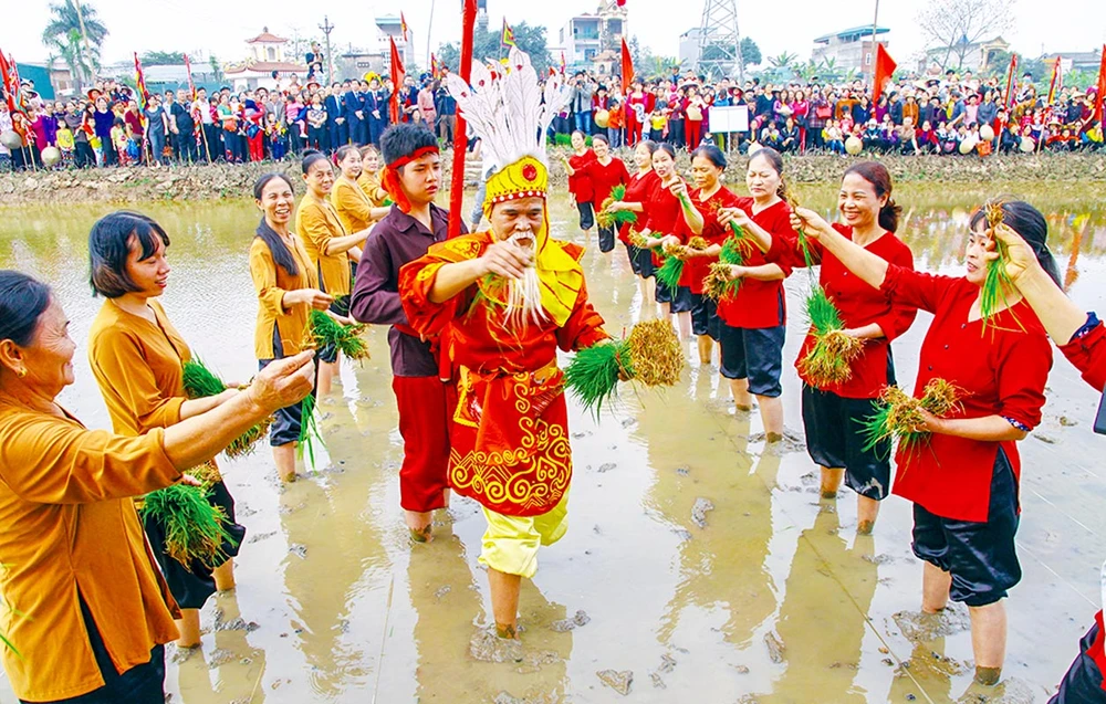 Khai thác nét đẹp văn hóa dân tộc thông qua các lễ hội truyền thồng Việt Nam để phát triển du lịch.