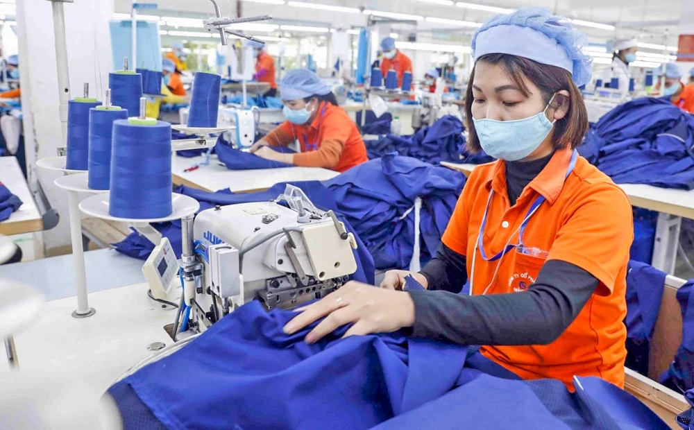 Xuất khẩu dệt may Việt Nam có một số tín hiệu phục hồi trong tháng 7, khi giá trị xuất khẩu sợi và hàng may mặc tăng. 