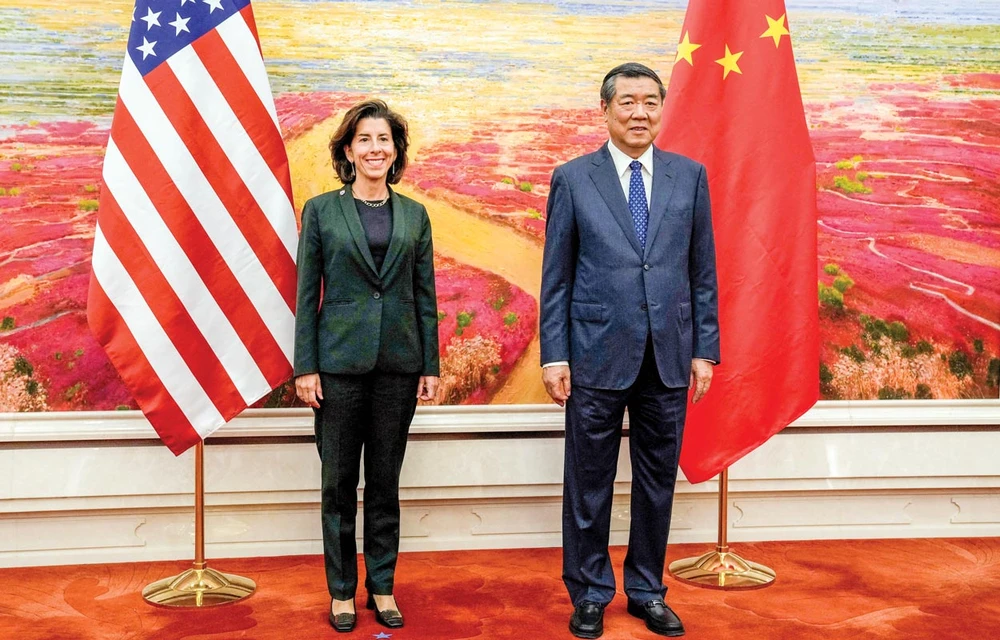 Bộ trưởng Thương mại Mỹ Gina Raimondo (trái) và Phó Thủ tướng Trung Quốc He Lifeng tại Đại lễ đường Nhân dân ở Bắc Kinh ngày 29-8.