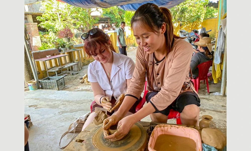 Du khách trải nghiệm làm gốm tại Làng gốm Thanh Hà, Hội An. 