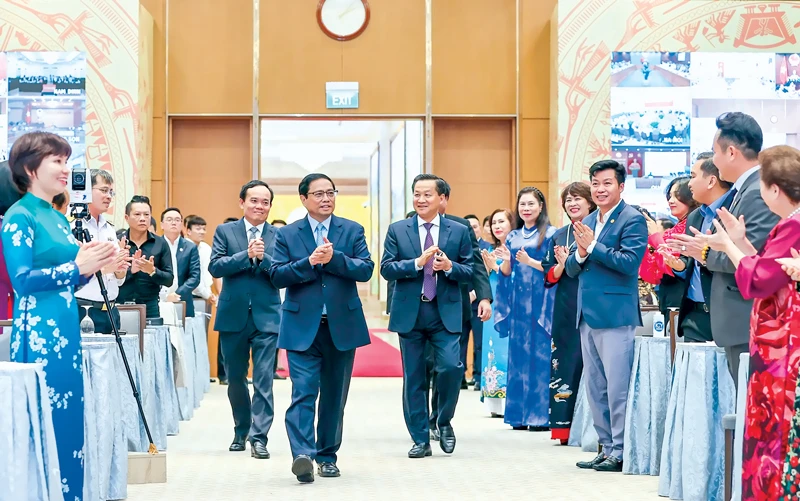 Thủ tướng Phạm Minh Chính và các Phó Thủ tướng dự cuộc gặp mặt giữa Thường trực Chính phủ với đại diện doanh nhân Việt Nam. Ảnh: TTXVN