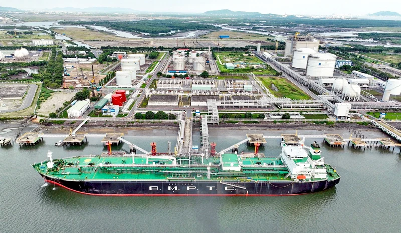 Tàu chở khí LNG cập cảng Thị Vải của Tổng công ty Khí Việt Nam.