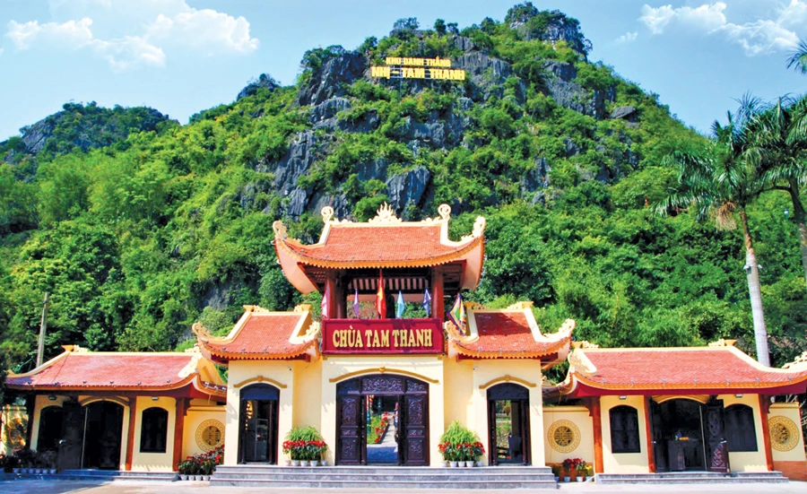 Chùa Tam Thanh nằm trong động Tam Thanh đã có lịch sử hàng trăm năm. 