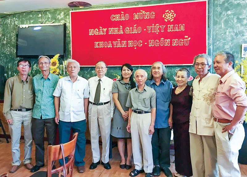 PGS. Chu Xuân Diên với đồng nghiệp các thế hệ. 