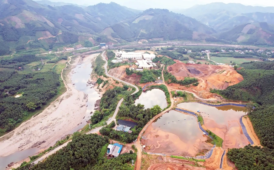 Mỏ đất hiếm ở xã Yên Phú, huyện Văn Yên, tỉnh Yên Bái. 