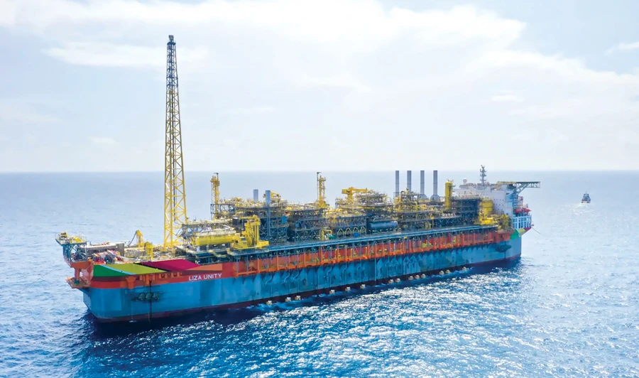 Tàu khoan dầu Liza Unity ngoài khơi Guyana vẫn liên tục khai thác vì lợi nhuận. Ảnh: SBM Offshore