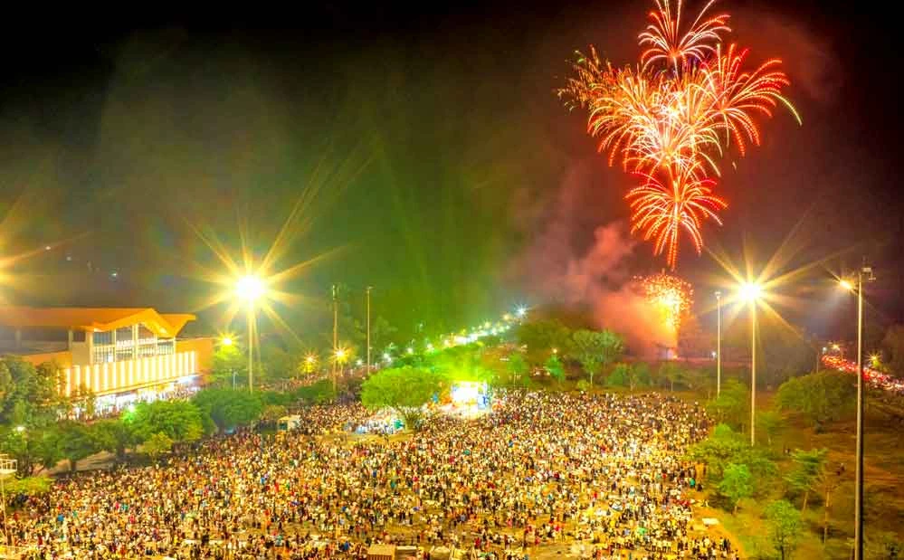 Đông đảo du khách và người dân Tây Ninh tập trung ở quảng trường ga đi cáp treo xem bắn pháo hoa tối 31-12-2023. 