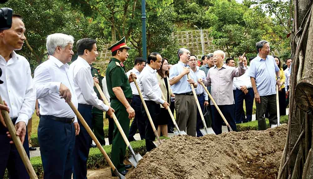 Tổng Bí thư Nguyễn Phú Trọng cùng các đồng chí lãnh đạo Đảng, Nhà nước và Đại sứ Trung Quốc Hùng Ba trồng cây đa Hữu Nghị tháng 8-2023.