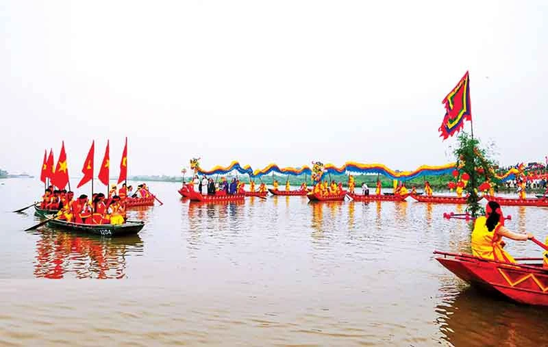 Lễ hội cố đô Hoa Lư luôn có tục rước nước từ sông Hoàng Long về đền vua Đinh để tế thần linh. 