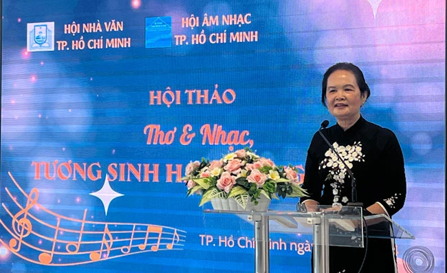 Chủ tịch Hội Nhà văn TPHCM Trịnh Bích Ngân phát biểu tại Hội thảo. 