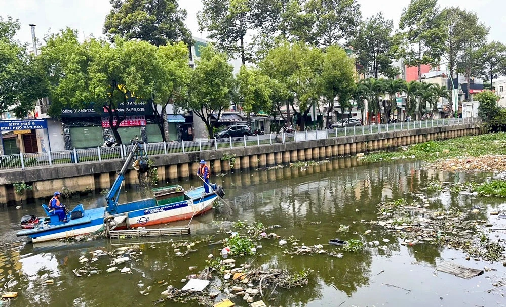 Sau 1 tháng không thu gom, kênh Nhiêu Lộc-Thị Nghè đã ùn ứ hơn 100 tấn rác.