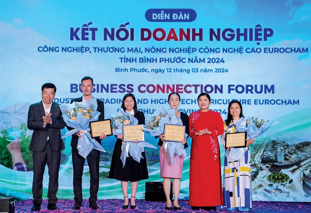 Lãnh đạo Tỉnh ủy - UBND tỉnh Bình Phước tặng hoa các nhà tài trợ Diễn đàn kết nối doanh nghiệp EuroCham 2024. 