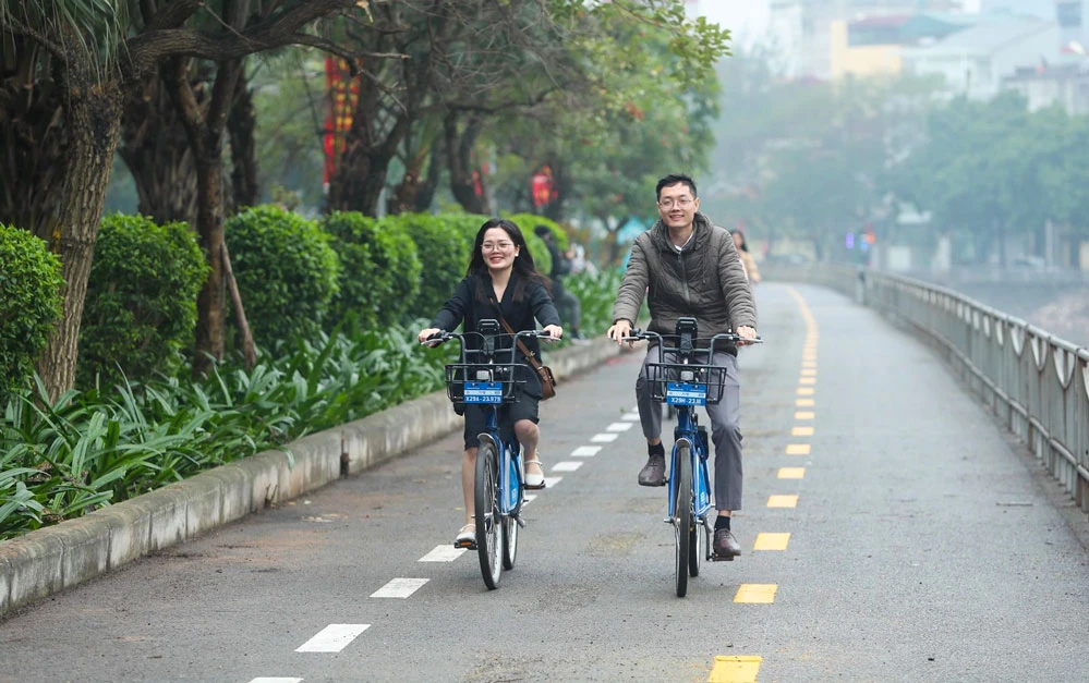 Người dân Hà Nội trải nghiệm tuyến đường đầu tiên dành riêng cho xe đạp.