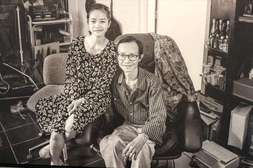 Nhạc sĩ Trịnh Công Sơn và ca sĩ Hồng Nhung chụp chung trong một buổi tập nhạc. Tác giả: Dương Minh Long. 