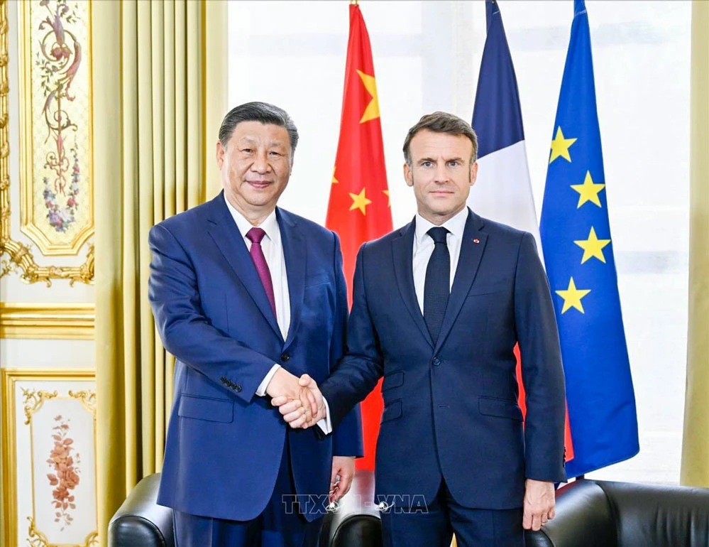 Tổng thống Emmanuel Macron (phải) tiếp Chủ tịch Tập Cận Bình tại Paris.