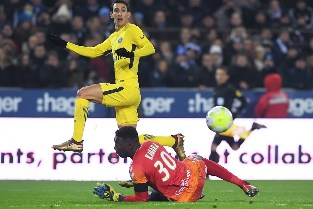 Angel Di Maria (trái) ghi bàn vào lưới Strasbourg. Ảnh: Getty Images.