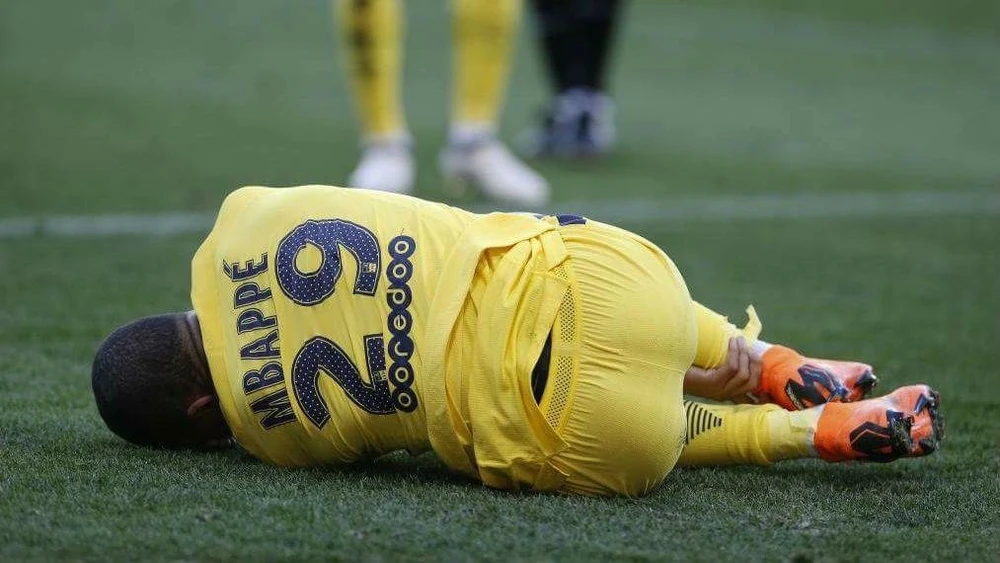 Kylian Mbappe cũng dính chấn thương mắt cá chân nhưng không nghiêm trọng như Neymar