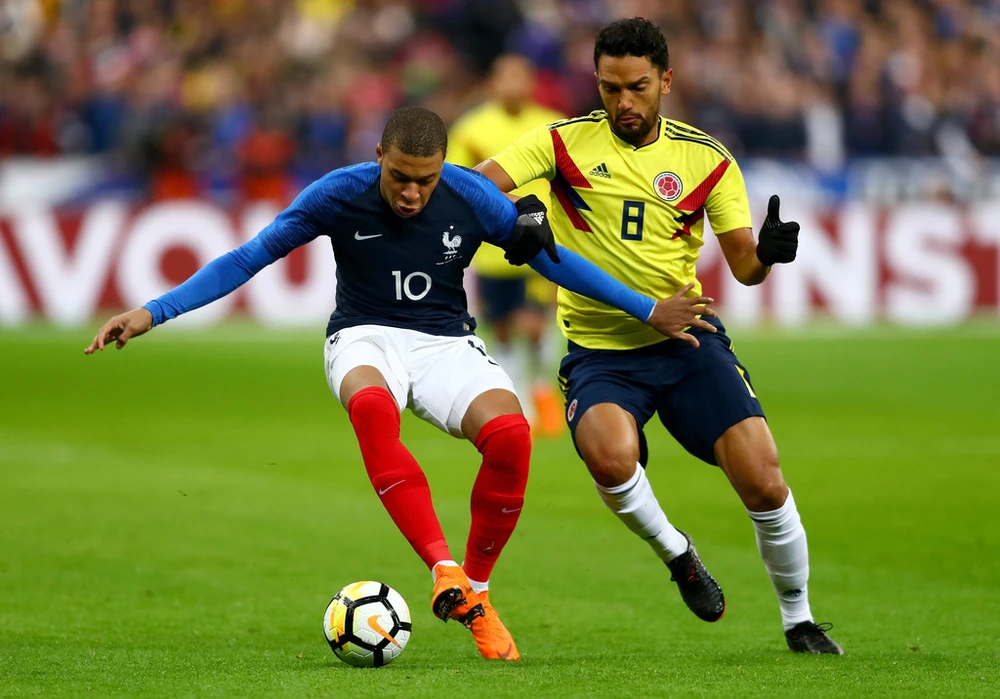 Kylian Mbappe (trái, Pháp) đi bóng trước hậu vệ Colombia. Ảnh: Getty Images.