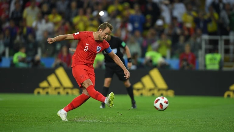 Harry Kane sút bóng vào giữa khung thành để ghi bàn thứ 6 cho bản thân mình.