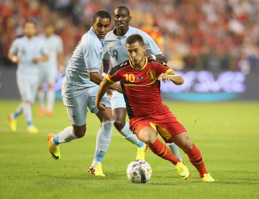 Eden Hazard (Bỉ) đi bóng qua Dimitri Payet (Pháp) trong trận giao hữu.