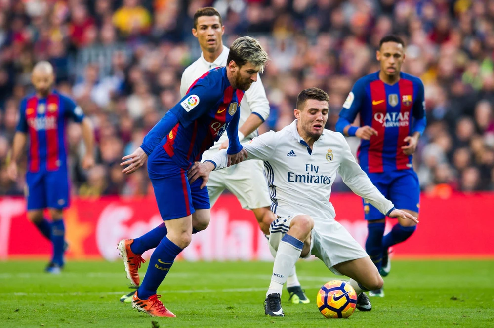 Mateo Kovacic chỉ vào sân khi Real cần phạm lỗi với Messi (Barcelona).