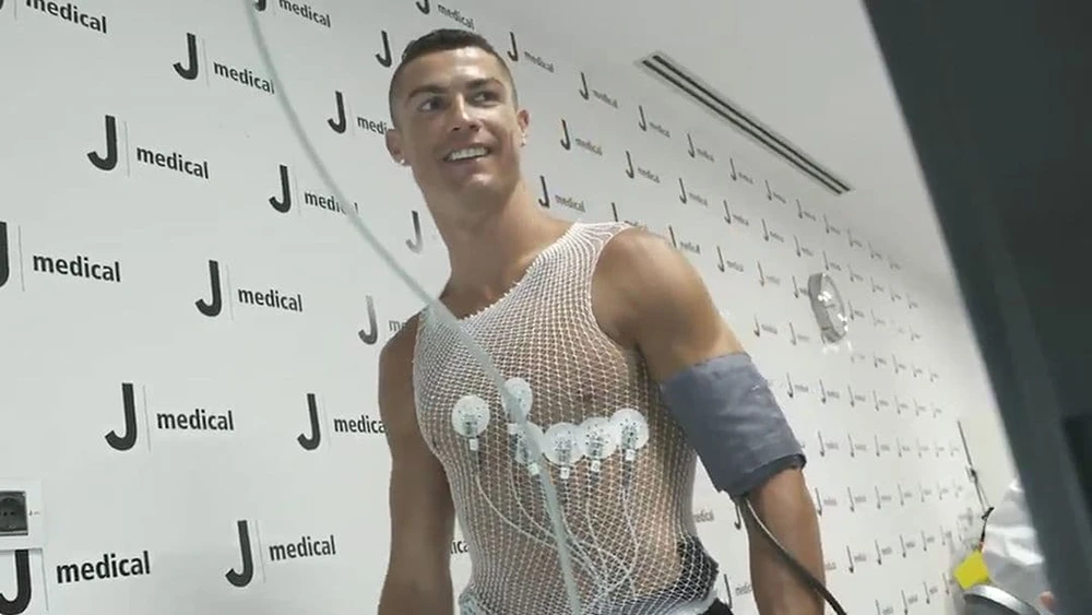 Ronaldo trong buổi khám sức khỏe ỡ Turin