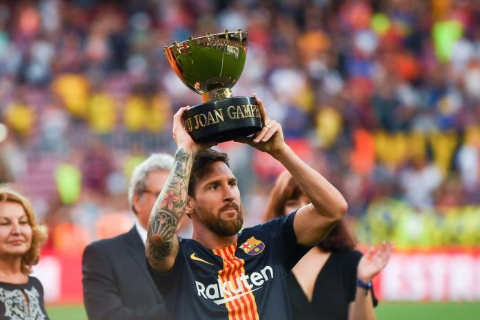 Messi giương cao chiếc cúp Joan Gamper ở Camp Nou.