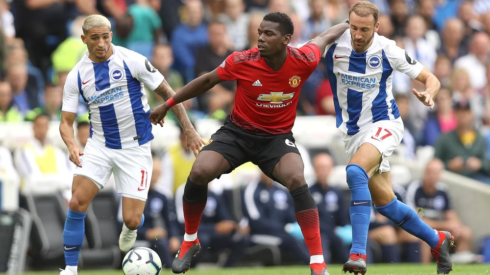 Paul Pogba (Manchester United) kiểm soát bóng trước hậu vệ Brighton