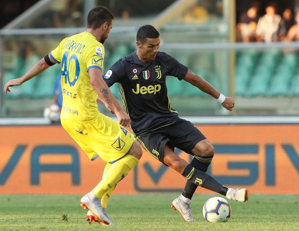 Ronaldo biểu diễn kỹ thuật cá nhân trước Nenad Tomovic (Chievo)
