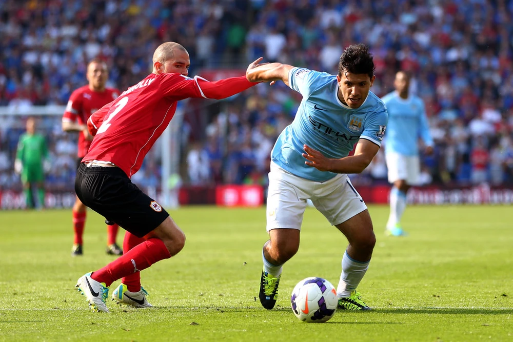 Sergio Aguero (phải, Man.City) đi bóng qua hậu vệ Cardiff.