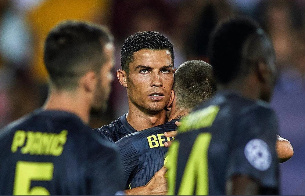 Ronaldo đã bật khỏc khi rời sân
