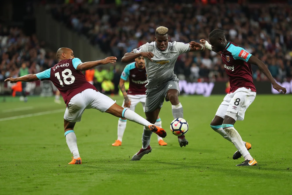 Paul Pogba (giữa, Manchester United) đột pha qua 2 hậu vệ West Ham