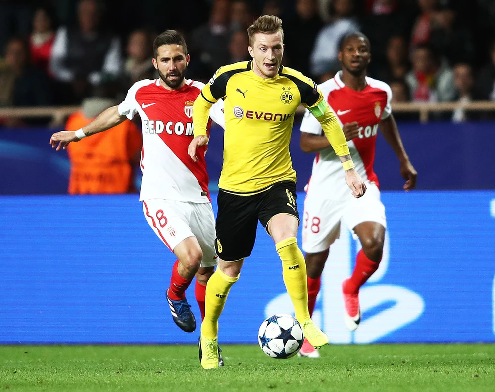 Marco Reus (giữa) sẽ quyết định chiến thắng cho Dortmund.