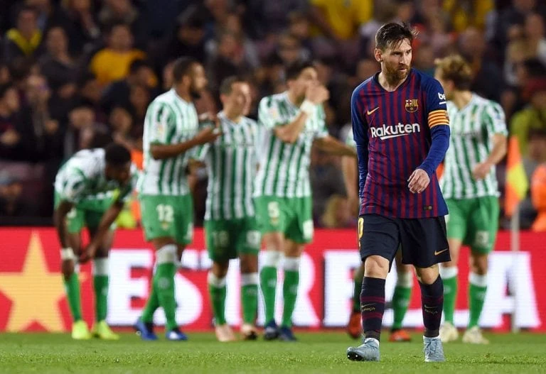 Messi thất vọng rời sân sau trậnbthua Betis