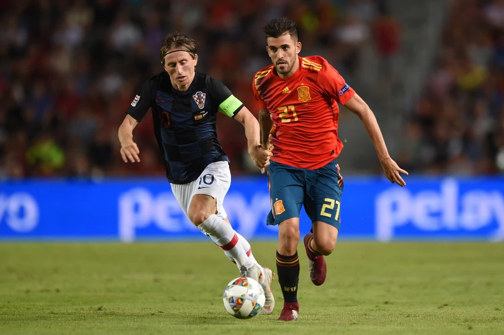 Suso Hernandez (Tây Ban Nha, phải) đi bóng qua Luka Modric (Croatia)