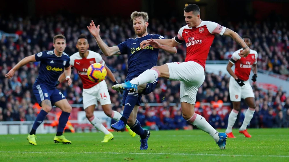 Granit Xhaka tâng bóng trong khyu cấm, ghi bàn cho Arsenal.