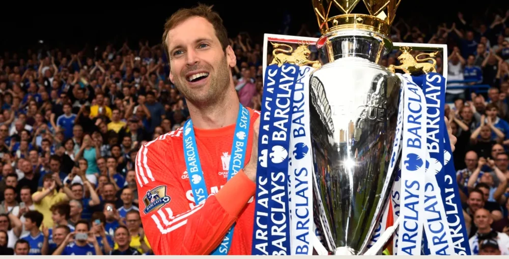 Pewtr Cech với danh hiệu Premier League cùng Chelsea.