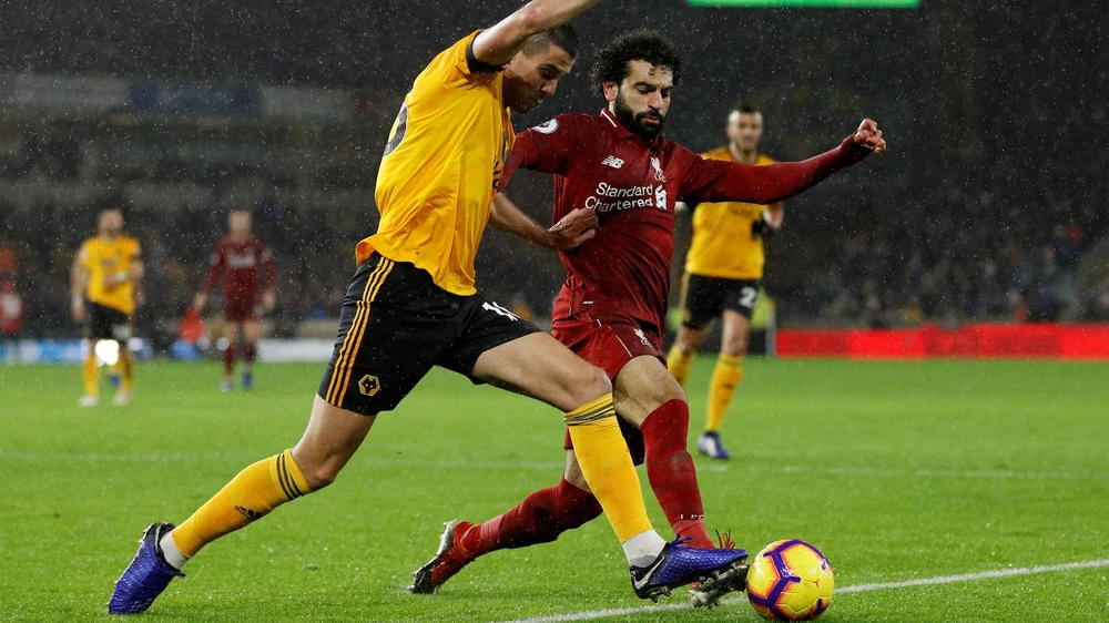 Mo Salah trnah bóng với hậu vệ Wolves.
