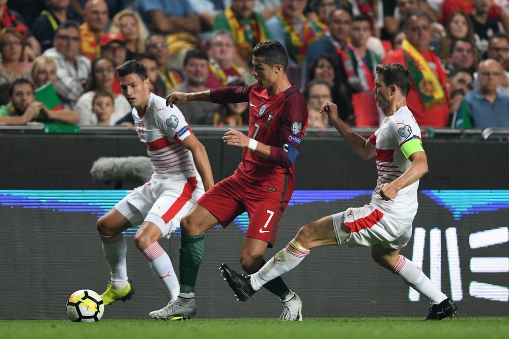 Ronaldo trong vòng vây các hậu vệ Thụy Sĩ