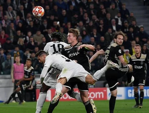 Cristiano Ronaldo và De Ligt (Ajax)