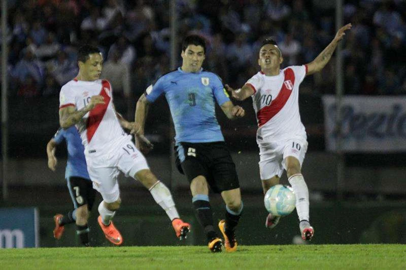Luis Suasrez khó vượt qua hàng thủ Peru