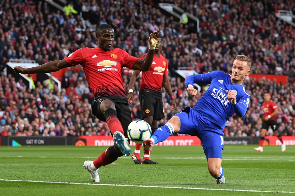 Eric Bailly (Manchester United) tranh bóng với James Maddison (Leicester City)