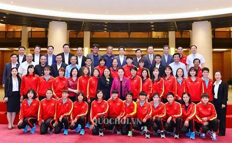 Toàn đội tuyển nữ Việt Nam, lãnh đạo VFF chụp ảnh lưu niệm với Chủ tịch Quốc Hội Nguyễn Thị Kim Ngân.