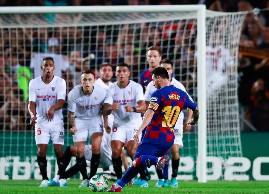 Messi sút phạt vào lưới Sevilla.