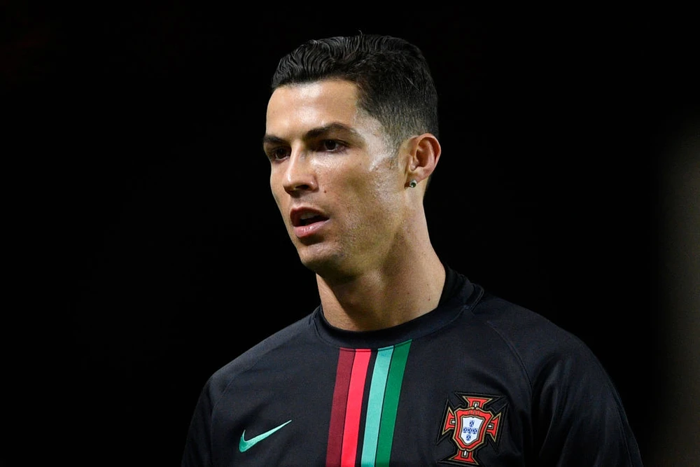 Ronaldo dương tính với Covid-19, bỏ lỡ trận gặp Messi ở Champions League 