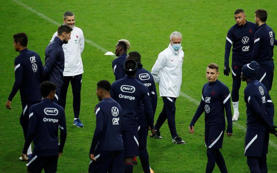 HLV Didier Deschamps và tuyển Pháp trên sân tập